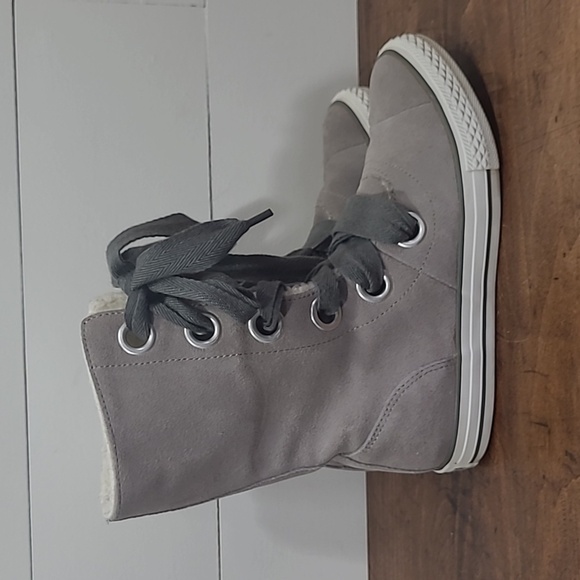 EUC Converse Sneaker Women's sz 7Chuck Taylor Beverly Grey Suede High Top - Picture 4 of 10